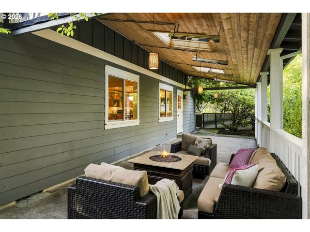 2620 Sw TEXAS St, Portland, OR 97219