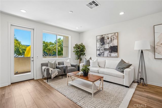 5876 Linden Ave Avenue 6, Long Beach, CA 90805