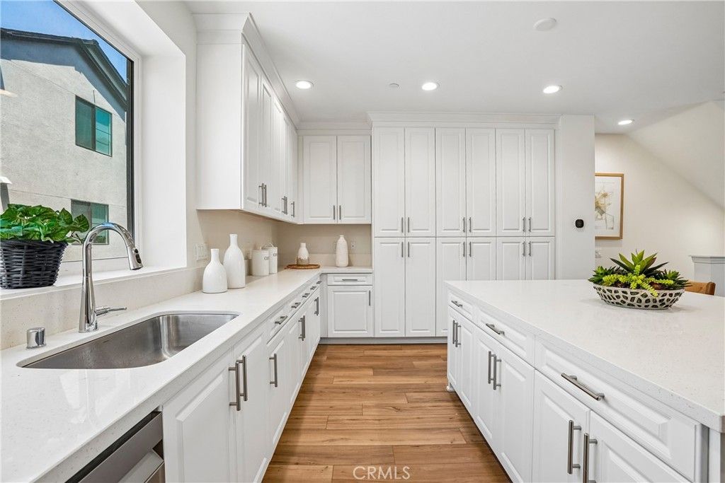 5876 Linden Ave Avenue 6, Long Beach, CA 90805