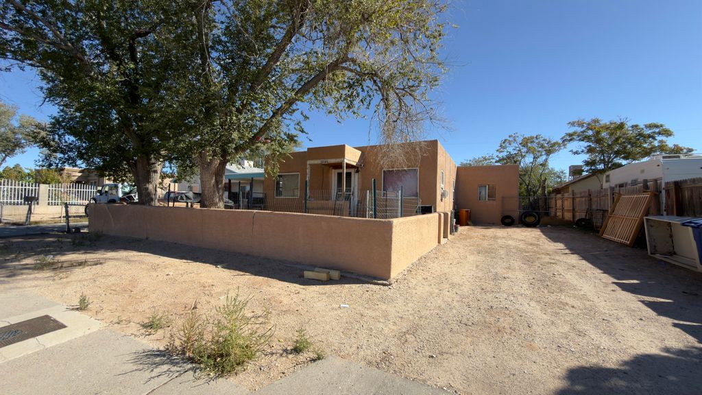 218 Alcazar Street NE, Albuquerque, NM 87108