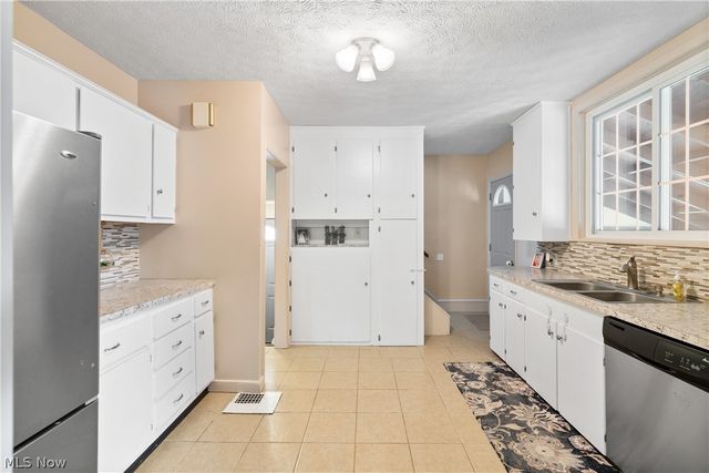 206 Bachtel Street SE, North Canton, OH 44720