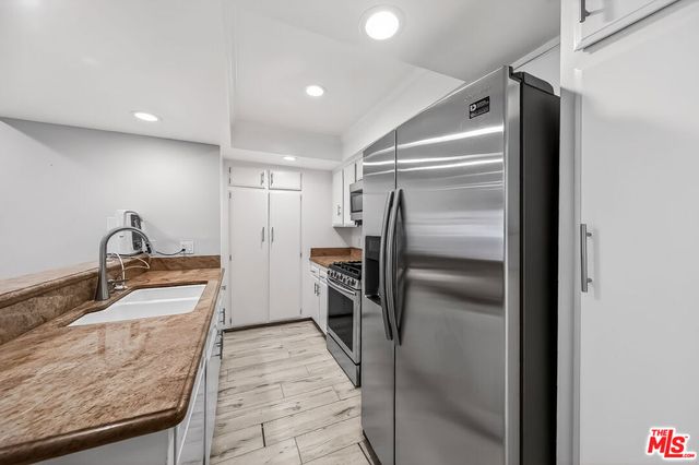 2700 Cahuenga Boulevard 4220, Los Angeles, CA 90068