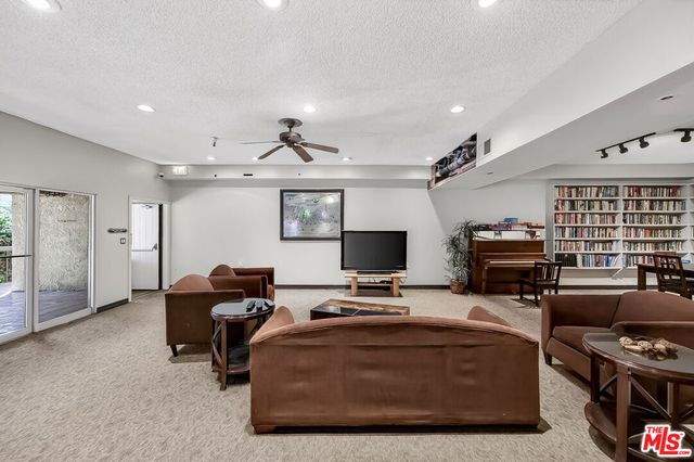 2700 Cahuenga Boulevard 4220, Los Angeles, CA 90068
