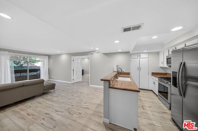 2700 Cahuenga Boulevard 4220, Los Angeles, CA 90068
