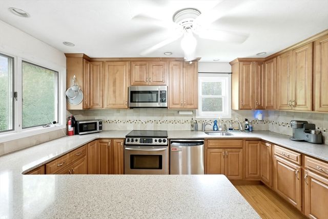 125 Shore Dr, Plymouth, MA 02360