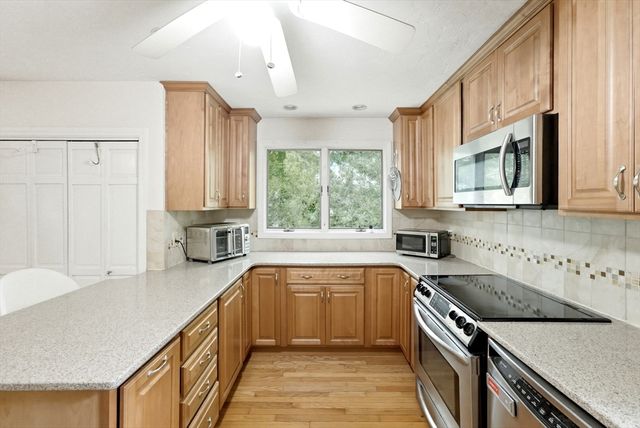 125 Shore Dr, Plymouth, MA 02360