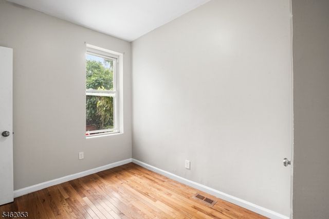 37 Emmet St, Newark City, NJ 07114