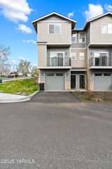 2600 Racquet Ln Unit 1, Yakima, WA 98902