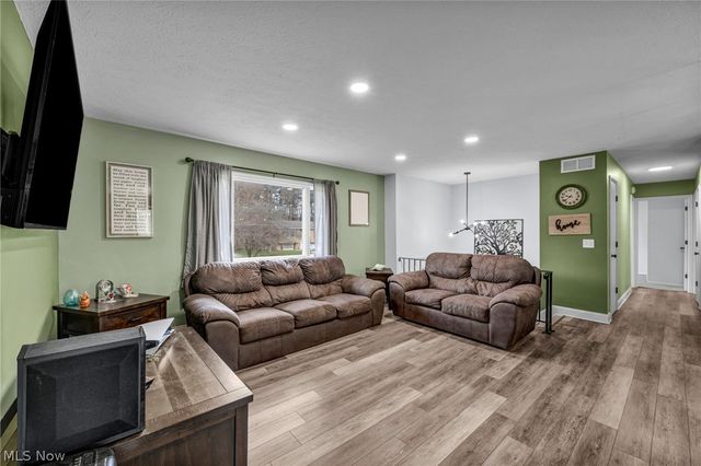 692 Zeletta Drive, Akron, OH 44319