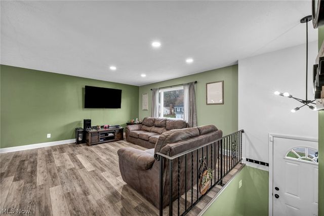 692 Zeletta Drive, Akron, OH 44319