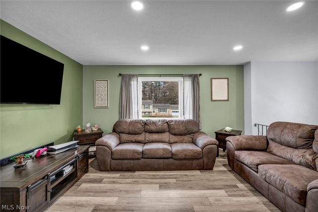 692 Zeletta Drive, Akron, OH 44319