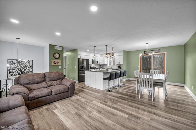 692 Zeletta Drive, Akron, OH 44319