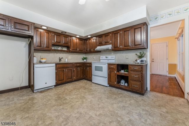 4 Plaza Pl, Lopatcong Twp., NJ 08865