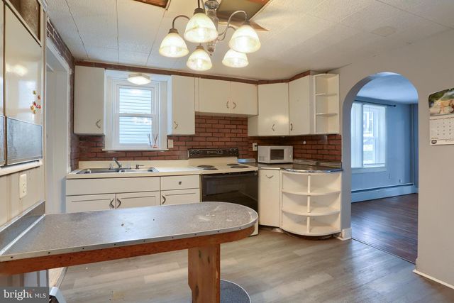 638 W MARKET ST, Williamstown, PA 17098