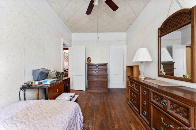 3707 20th Road, Astoria, NY 11105