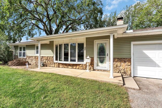 545 N Colby Ave, Valley Center, KS 67147