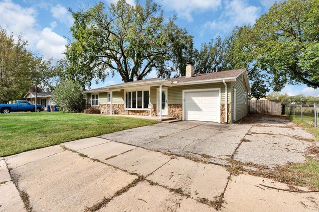 545 N Colby Ave, Valley Center, KS 67147