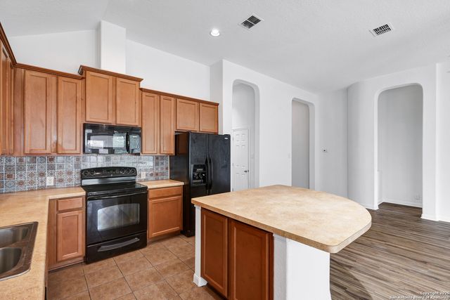 1917 Francis Drake, Windcrest, TX 78239
