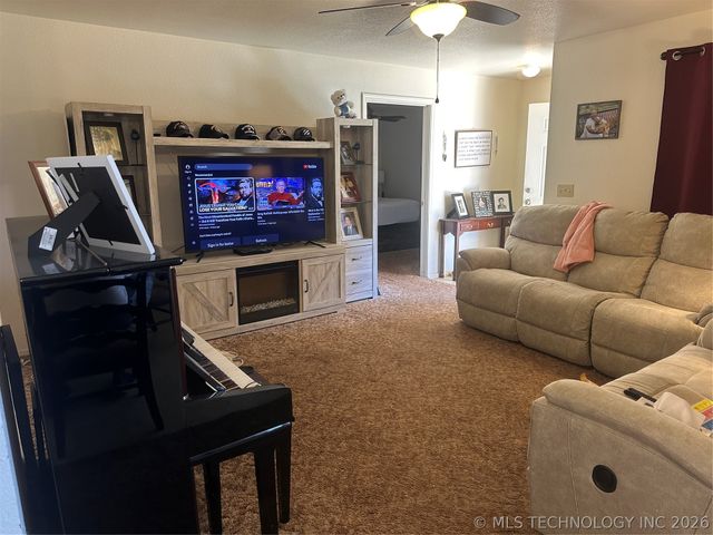 907 W Knisley, Checotah, OK 74426