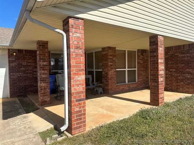 907 W Knisley, Checotah, OK 74426