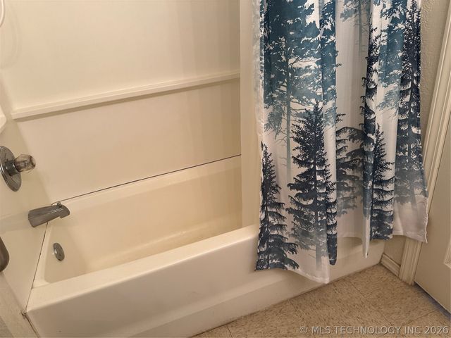 907 W Knisley, Checotah, OK 74426