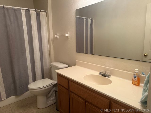 907 W Knisley, Checotah, OK 74426