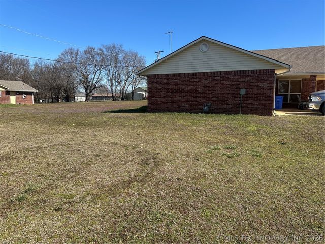 907 W Knisley, Checotah, OK 74426