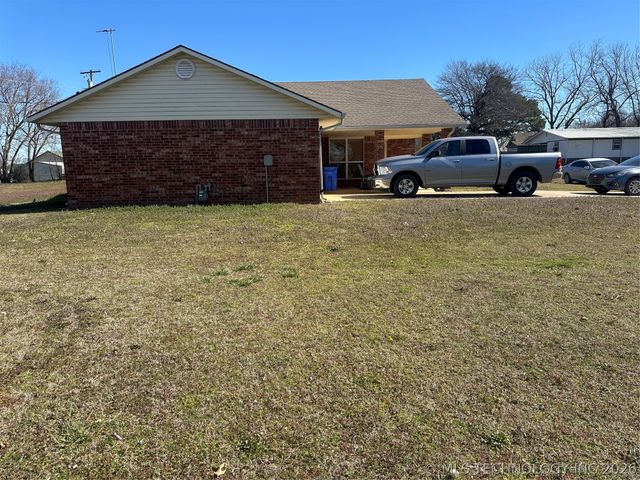 907 W Knisley, Checotah, OK 74426