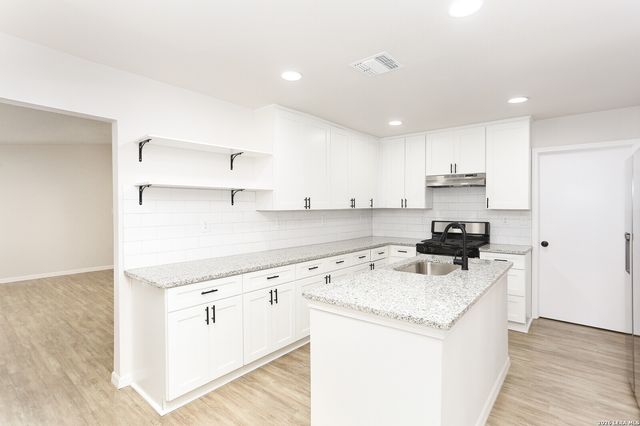 7118 Castleridge, San Antonio, TX 78227