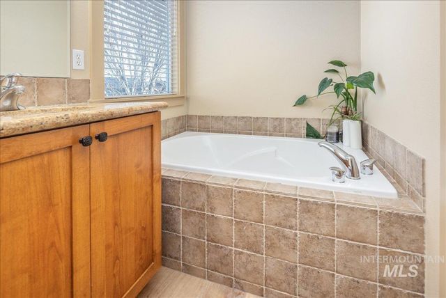 1524 W Loretta St, Meridian, ID 83646