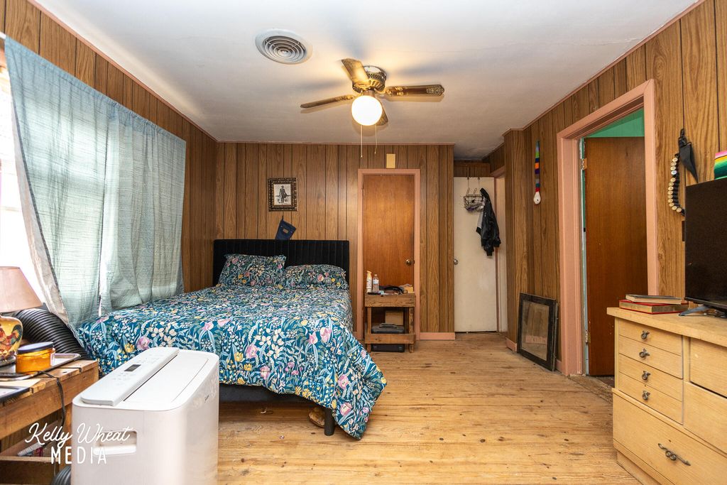 Image 15 of property listing at 1005 E 20th Street, San Angelo, TX 76903