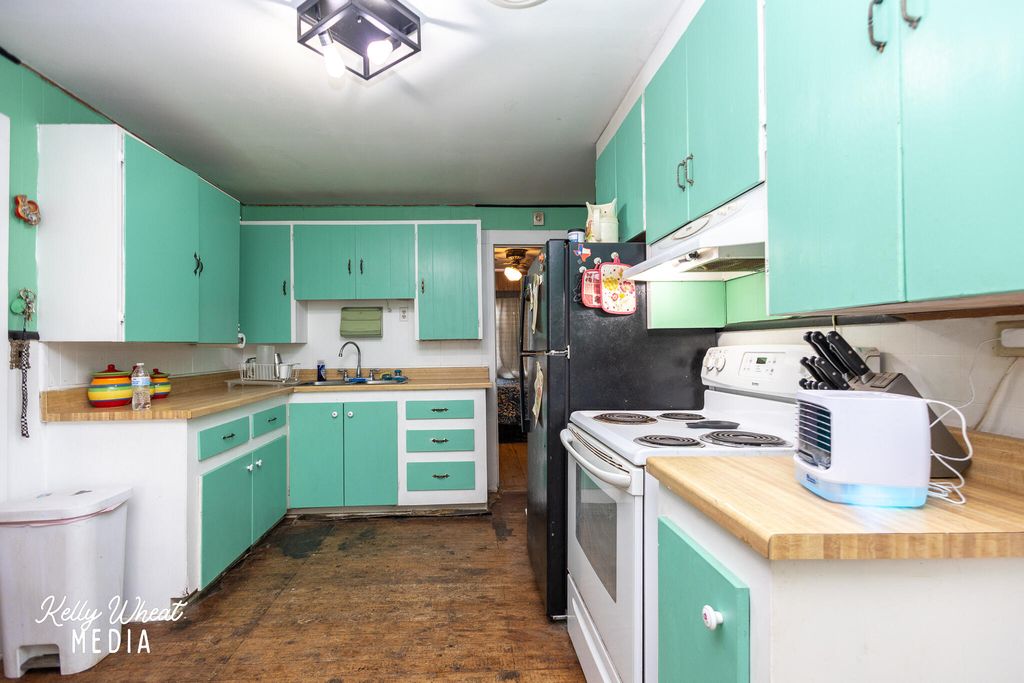 Image 8 of property listing at 1005 E 20th Street, San Angelo, TX 76903