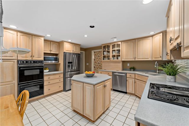 2650 QUAIL HILL DR, Upper St Clair, PA 15241