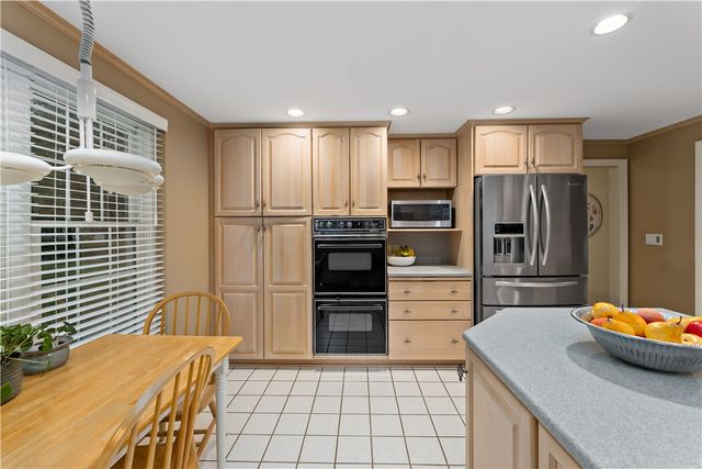 2650 QUAIL HILL DR, Upper St Clair, PA 15241