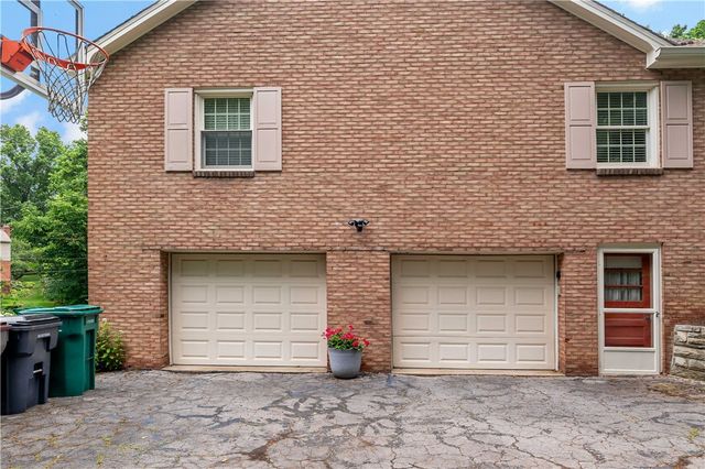 2650 QUAIL HILL DR, Upper St Clair, PA 15241