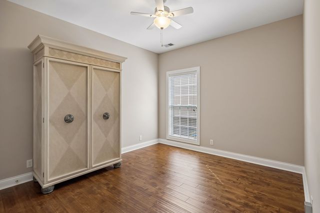 1075 Isaac Franklin Dr, Gallatin, TN 37066