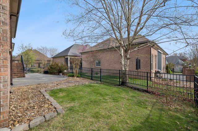 1075 Isaac Franklin Dr, Gallatin, TN 37066