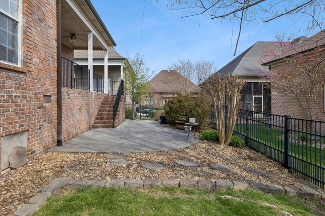 1075 Isaac Franklin Dr, Gallatin, TN 37066