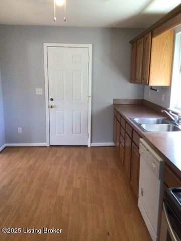 5606 Leemont Ct, Louisville, KY 40272