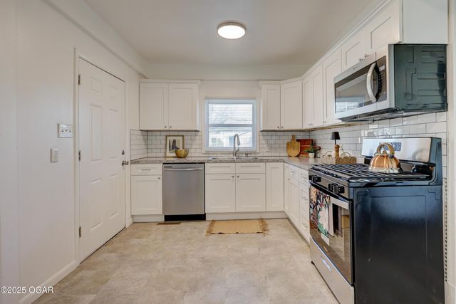 1402 S Sergeant Avenue, Joplin, MO 64801