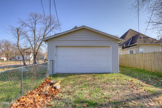 1402 S Sergeant Avenue, Joplin, MO 64801