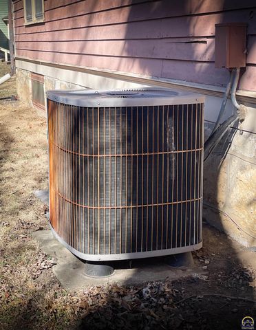 1721 NW Belvoir CT, Topeka, KS 66606