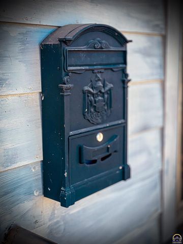 1721 NW Belvoir CT, Topeka, KS 66606