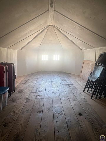 1721 NW Belvoir CT, Topeka, KS 66606