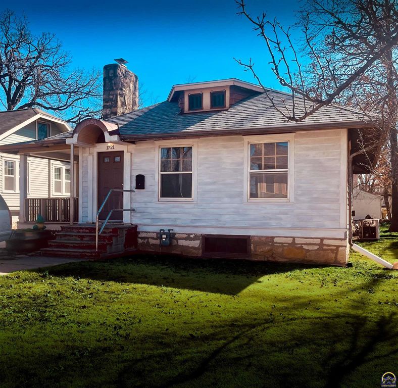 1721 NW Belvoir CT, Topeka, KS 66606