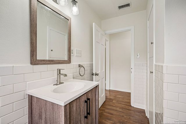 411 W Water St, Kerrville, TX 78028