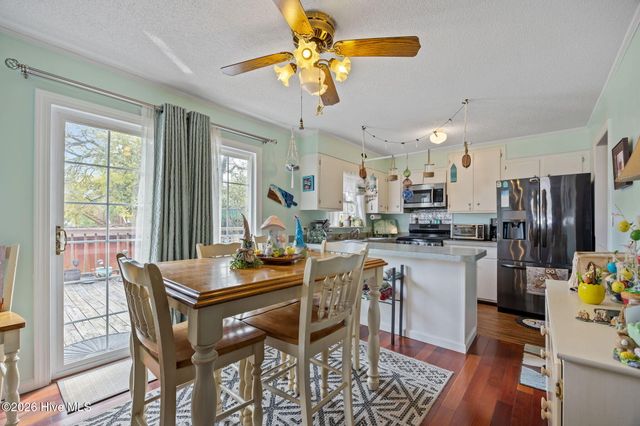 458 Bayview Drive, Harkers Island, NC 28531