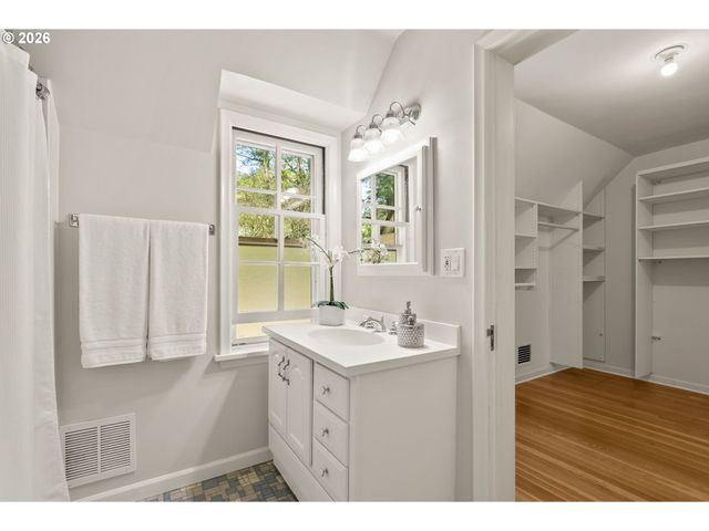 5000 Sw HEWETT Blvd, Portland, OR 97221