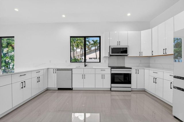 3920 Espan Court, Palm Springs, FL 33461