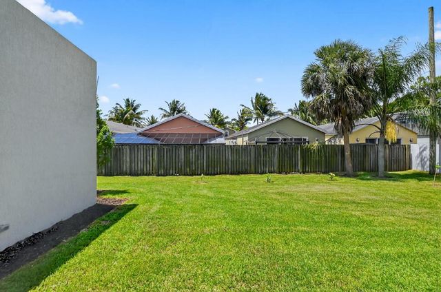 3920 Espan Court, Palm Springs, FL 33461